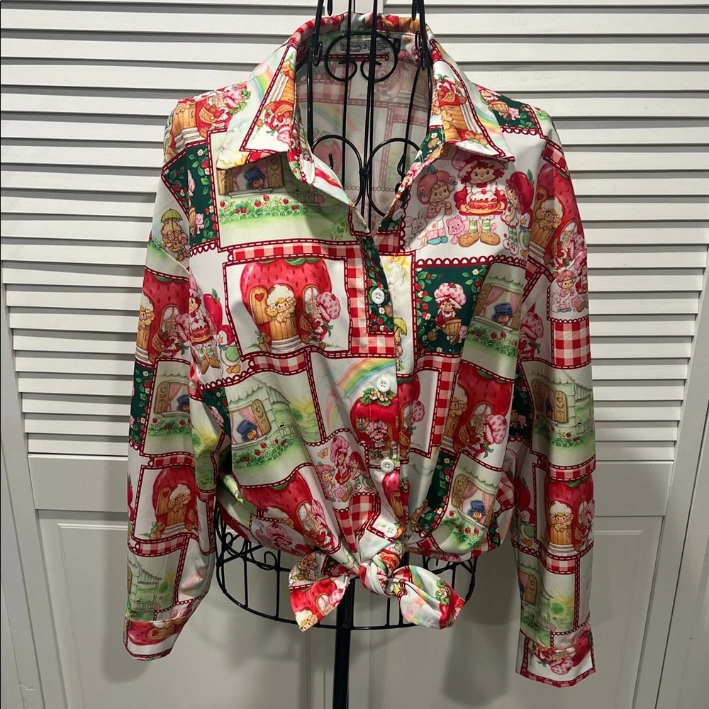 The World Of Strawberry Shortcake Button Down 3/4 Sleeve Adorable Top 🍓🍰🍓 - Picture 5 of 10